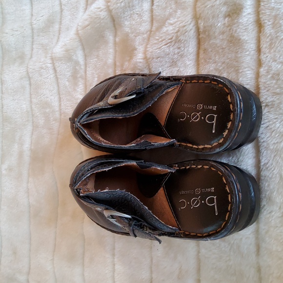 B. O. C womens black leather clogs - Picture 2 of 4